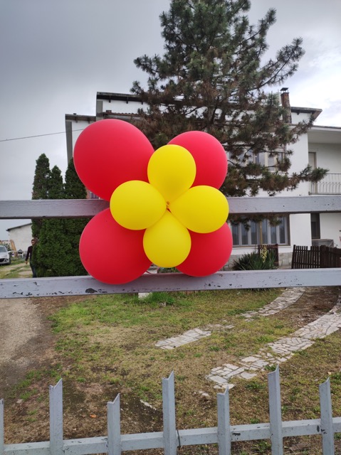 Addobbo di palloncini rosso e giallo