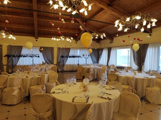 Allestimento sala ristorante con pallonicini colorati per matrimonio