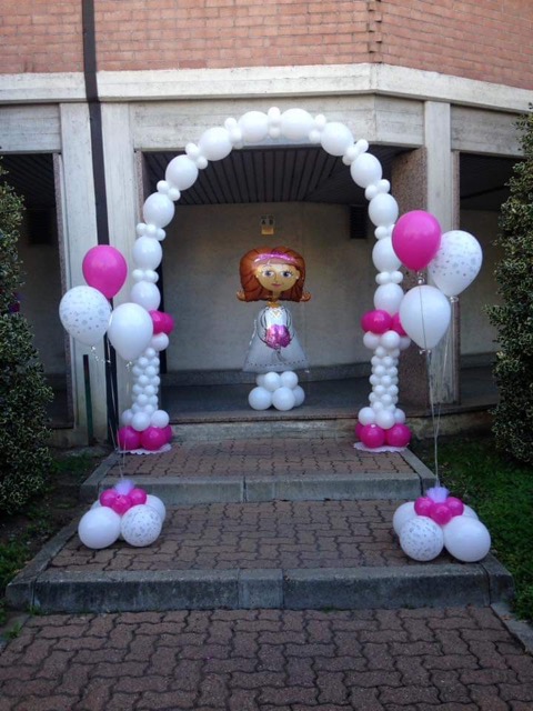 Allestimento sposa arco e totem pallonicini rosa e bianchi