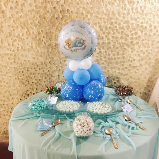 Allestimento tavolo battesimo con palloncini