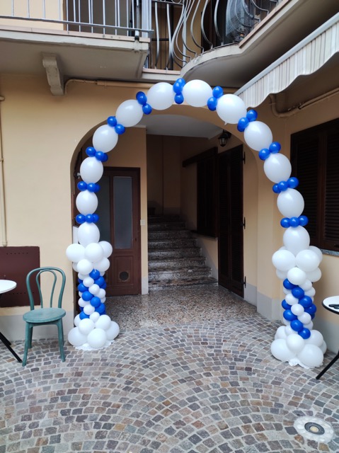 Arco di palloncini di grandi dimensioni bianco e blu