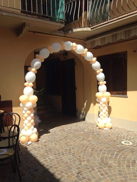 Arco di palloncini di grandi dimensioni giallo e bianco