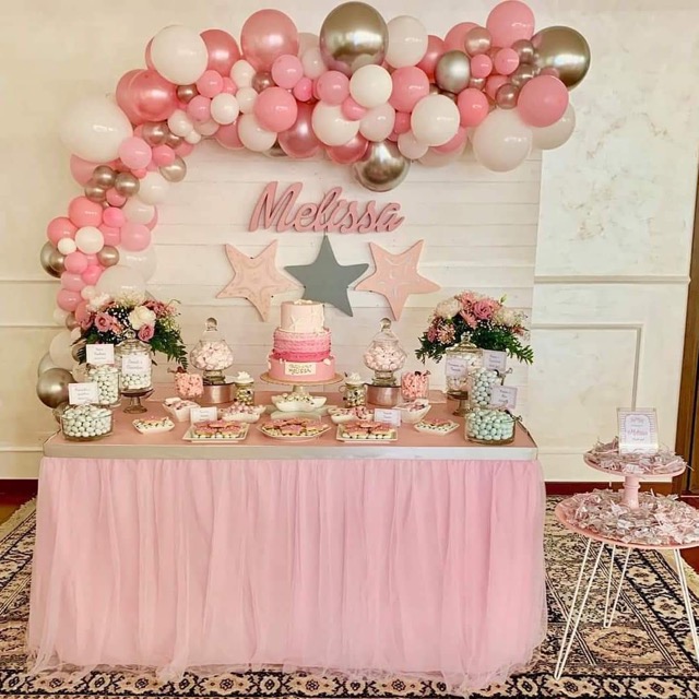 Composizione di palloncini ad arco rosa per tavolo imbandito
