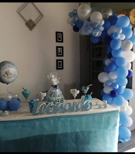 Composizione di palloncini elaborata bianchie blu battesimo