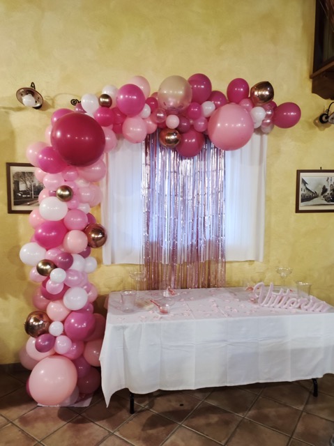 Composizione di palloncini rosa e bianco per bambina