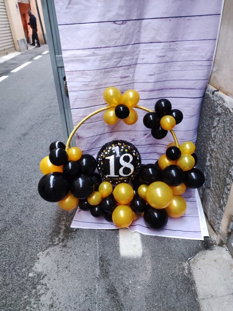 Composizione palloncini 18 anni nero e oro