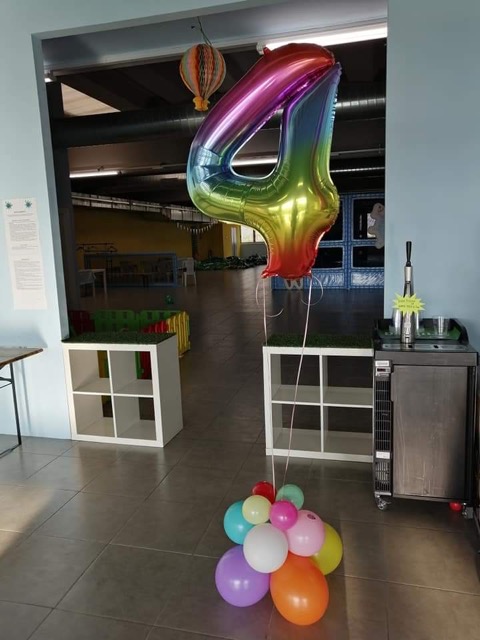Composizione palloncini compleanno 4 anni