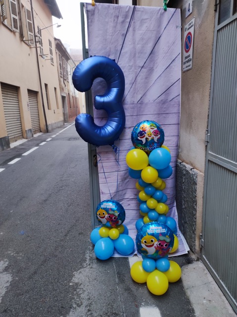 Composizione palloncini compleanno baby shark