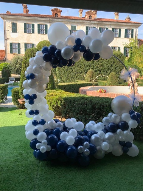 Arco di palloncini bianchi e blu per evento in ristorante