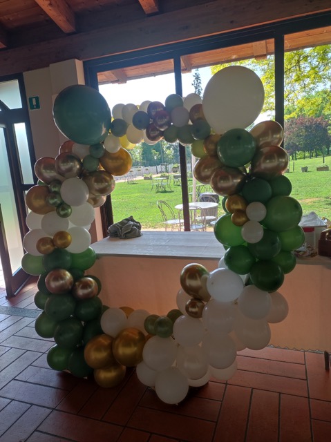 Installazione di palloncini a forma di cerchio colori oro verde e bianco