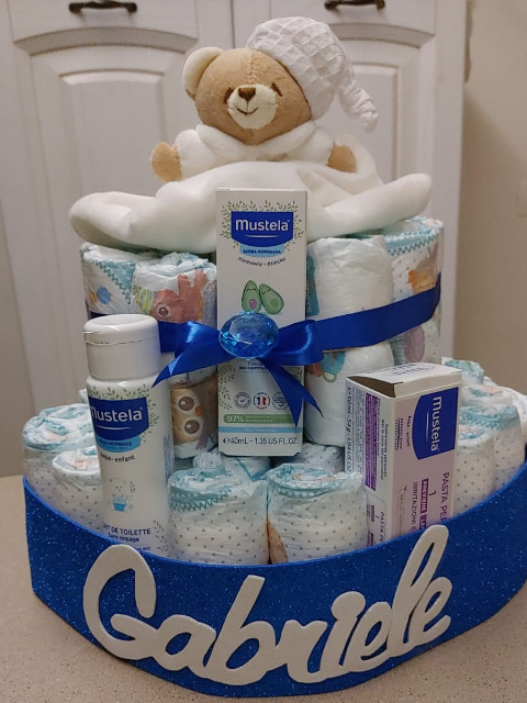 Torta composizione con prodotti per bambino mustela