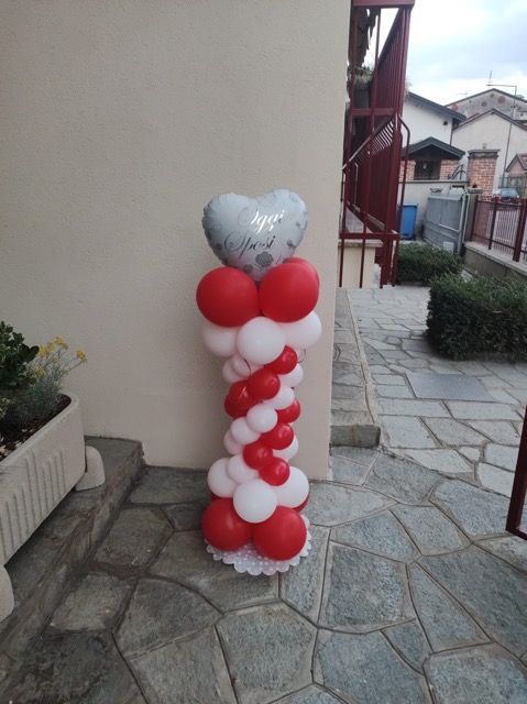 Totem di palloncini per sposi rosso e bianco