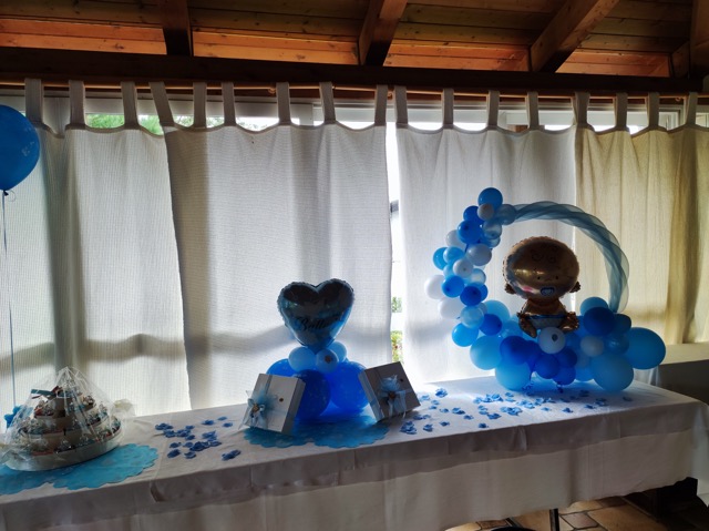 Varie composizioni di palloncini per tavolo festa battesimo