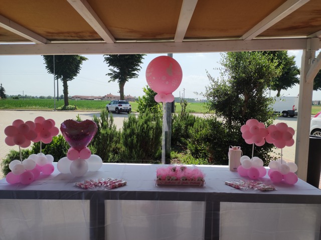 Varie composizioni di palloncini rosa da ristorante